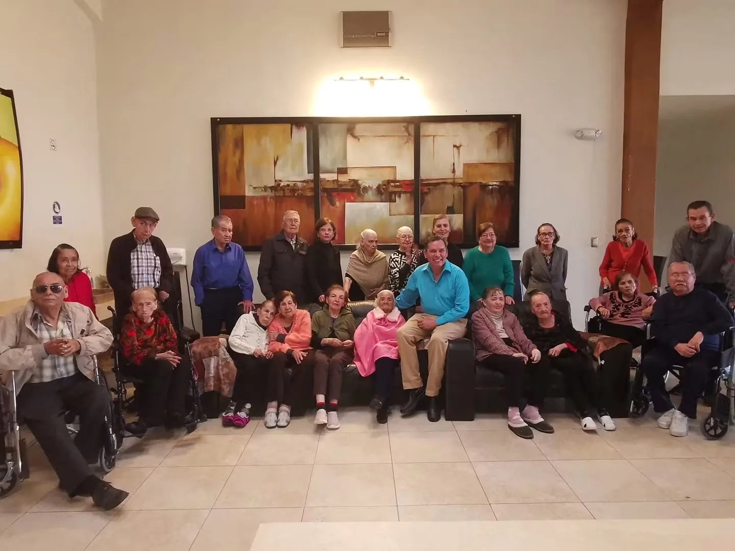 Residentes y equipo de Centro Geriátrico Yireh